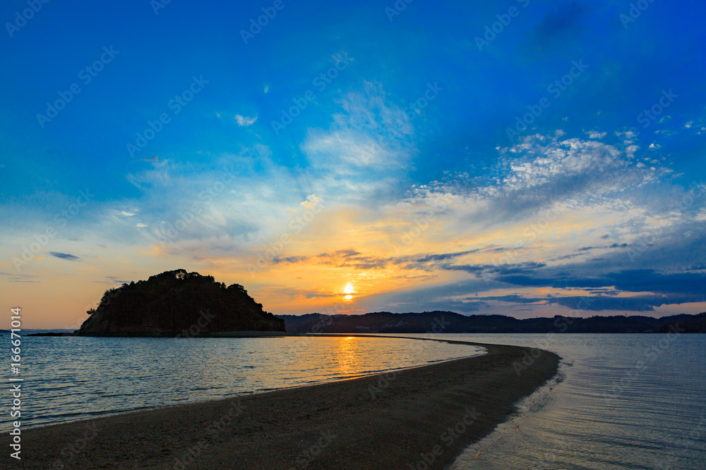 Fototapeta premium 黒島ヴィーナスロード -日本のエーゲ海「牛窓」に現れる神秘的な恋の道-