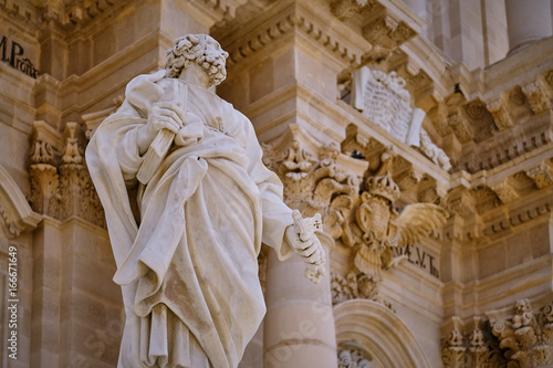 Duomo di Siracusa, particolare con statua di S. Pietro