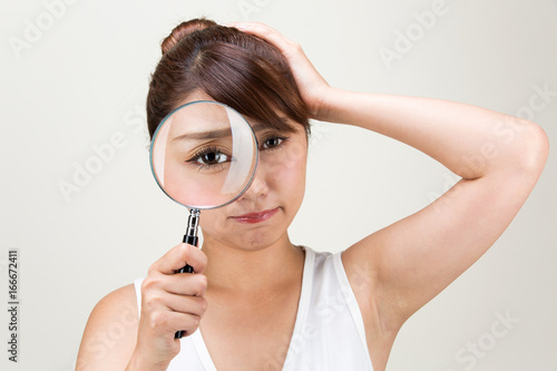 虫眼鏡　/ 頭を抱える女性