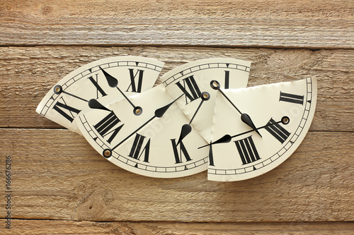 Wallpaper Mural Clock Torontodigital.ca