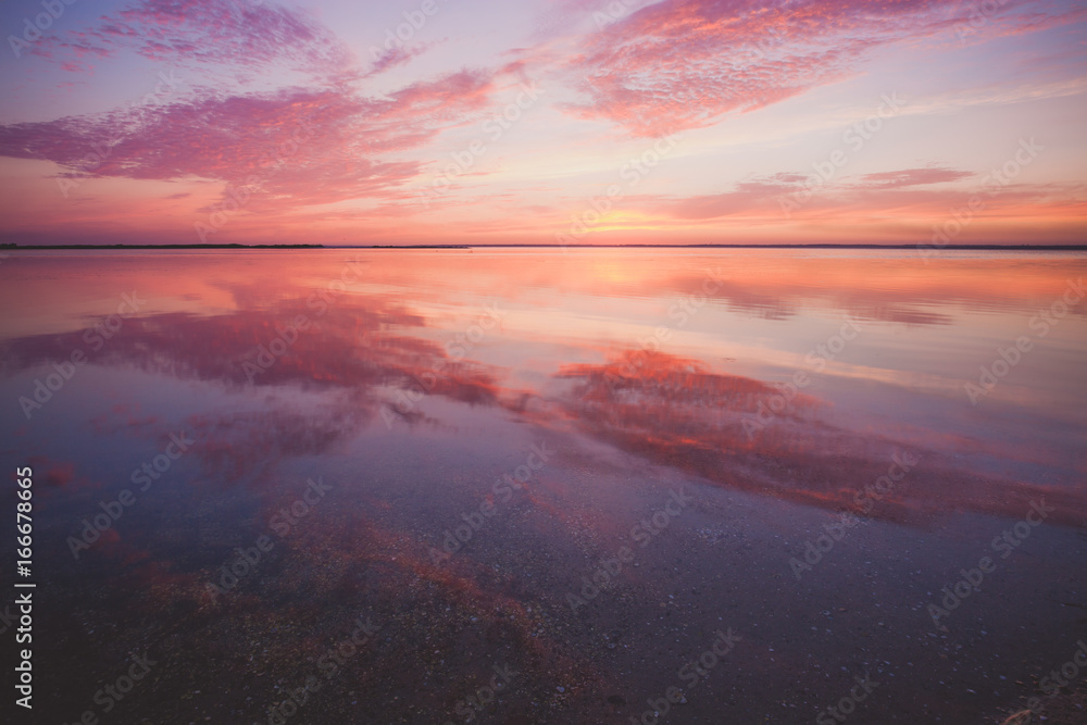 Obraz premium Colorful beautiful sunset over ocean surface