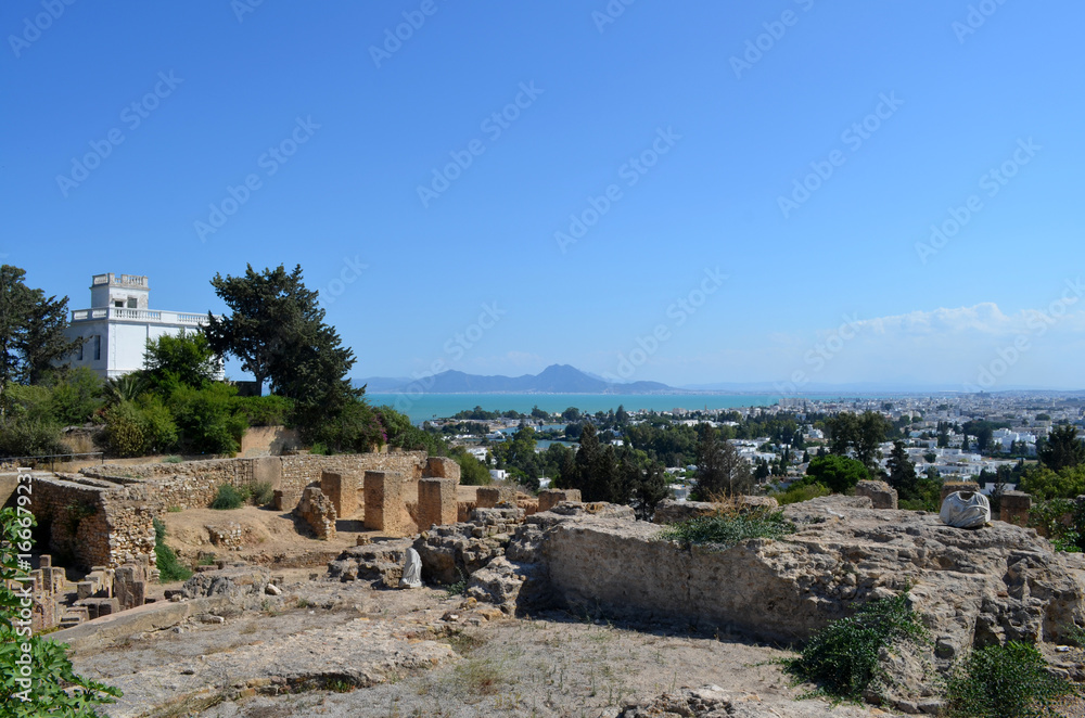 Vue sur mer et ruines  de Carthage