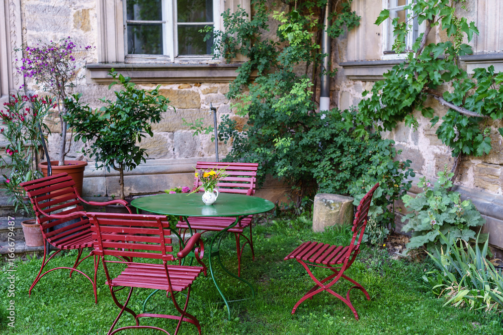 Schlossgarten, romantische, idyllische Ecke, Winkel, mit Gartenmöbeln (D, Bayern, Unterfranken, Landkreis Hassberge, Schloß Burgpreppach, )
