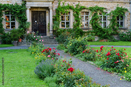 D, Bayern, Unterfranken, Landkreis Hassberge, Schloß Burgpreppach, idyllischer Schlossgarten mit blühenden Rosen und Weg photo