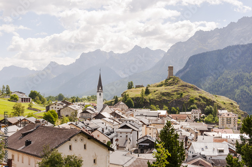 Ardez, Dorf, Bergdorf, Kirche, Kirchturm, Ruine, Steinsberg, Felsen, Inn, Alpen, Engadin, Unterengadin, Wanderweg, Graubünden, Sommer, Schweiz photo