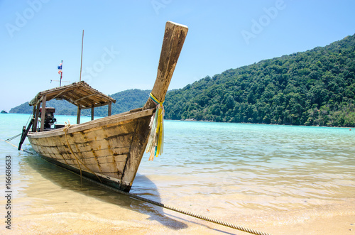 Longtail boat thailand © khunkornStudio