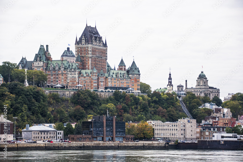 Obraz premium Blick auf die Stadt mit Festung und das Château Frontenac von Québec.