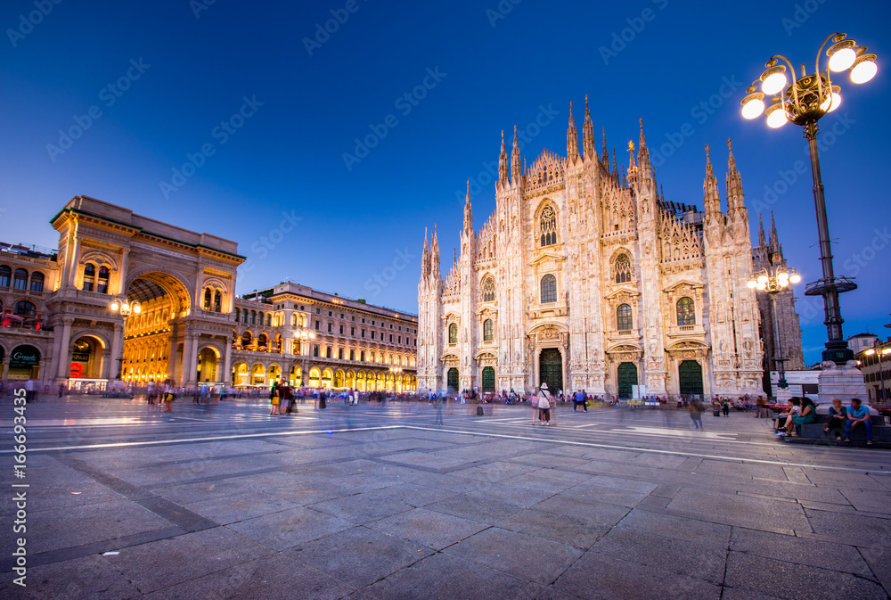 Naklejka premium Katedra w Mediolanie, Piazza del Duomo w nocy, Lombardia, Włochy