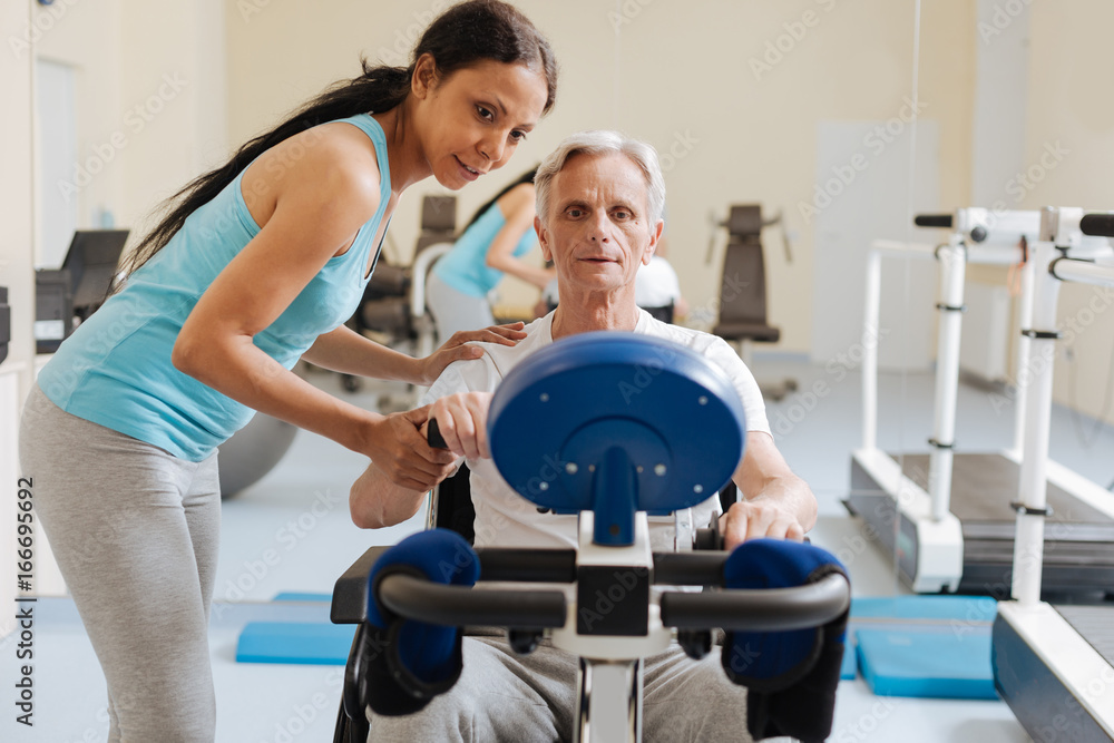 Obraz premium Attentive man doing sport tasks