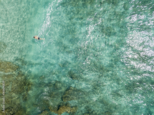 Vista aerea di scogli sul mare. Panoramica del fondo marino visto dall’alto, acqua trasparente. Nuotatori, bagnanti che galleggiano sull’acqua © Naeblys
