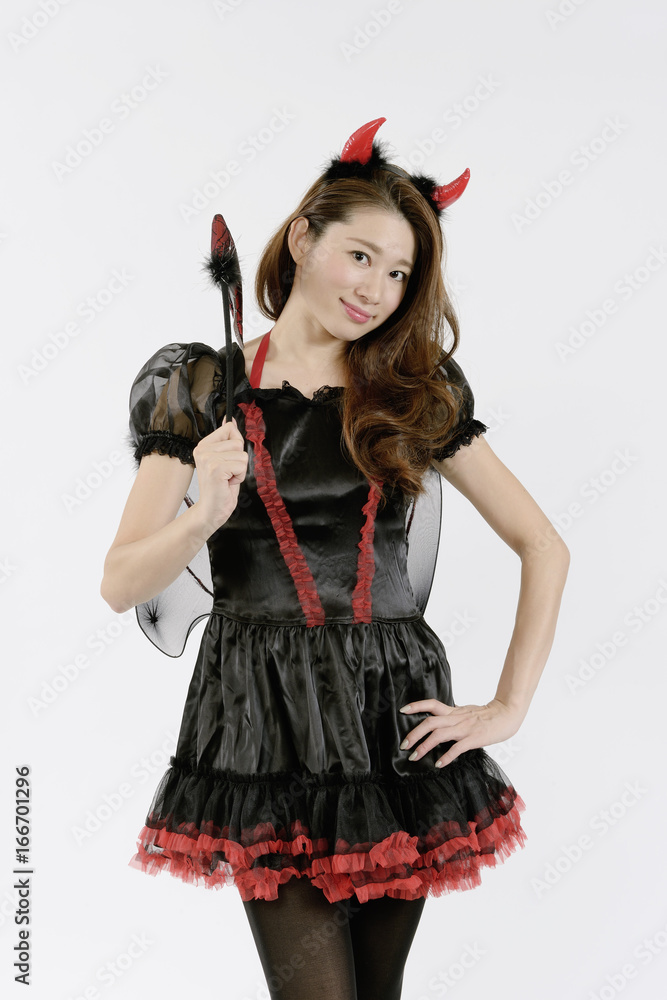 ハロウインのコスプレをする若い女性 ハロウインのコスプレをする若い女性
