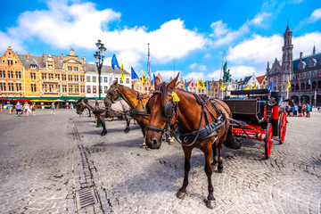 Fototapete Brügge Kutschen am Grote Markt im Morgenlicht  © gatsi