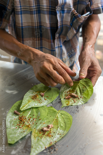 Fotografie Man making betel nut on the street stall in Myanmar (Burma).