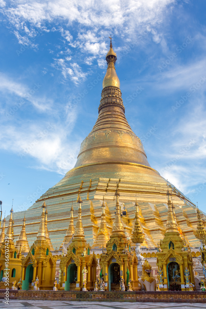 Fototapeta premium Shwedagon Pagoda in Yangon, Myanmar.