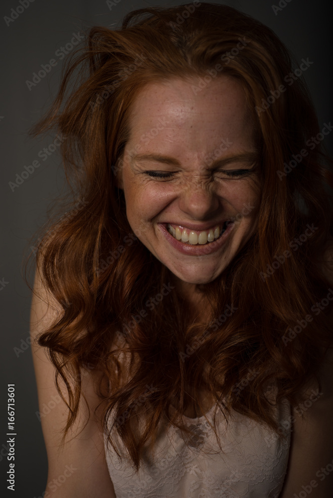 Portrait einer jungen, schönen, rothaarigen Frau die lacht Portrait einer jungen, schönen, rothaarigen Frau die lacht