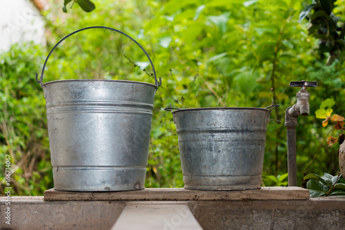 Las cubetas para el agua.