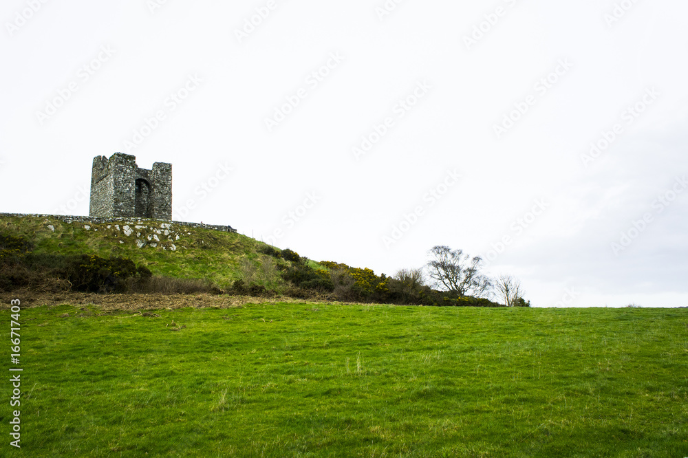 Paysage naturel avec colline et vieux château en pierre lieu de tournage Game of Thrones Irlande du Nord