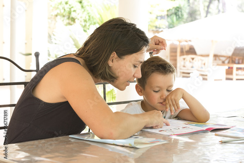 Photos enfant et devoirs à la maison