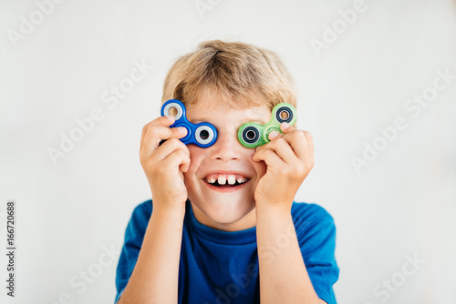 Fototapeta The boy looks through spinner