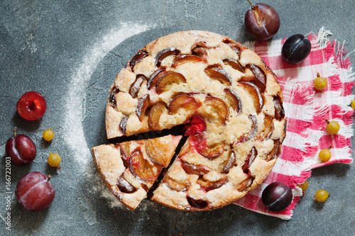 Photos Rustic plum cake garnished with gooseberry and mint