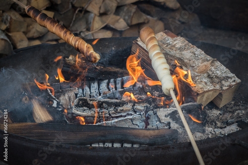 Nahaufnahme Stockbrot über dem Feuer gebacken 