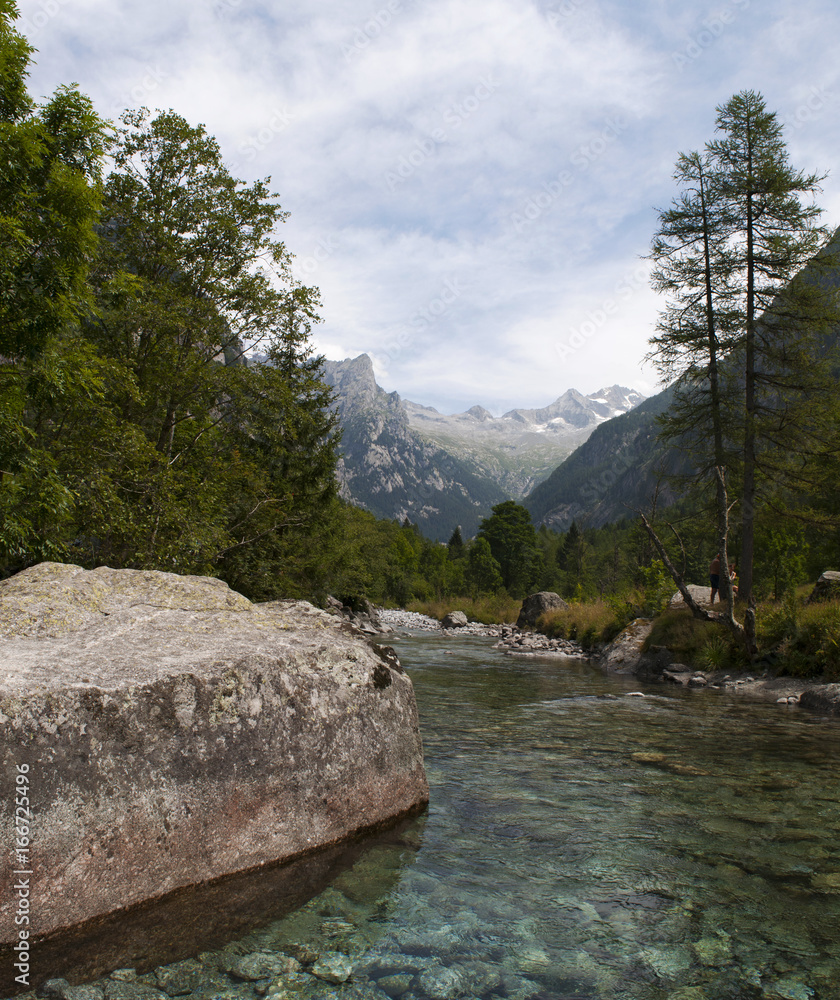 Italia ruscello e rocce della Val di Mello, una valle verde circondata
