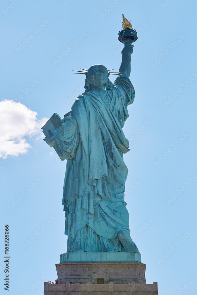 Fototapeta premium Statua Wolności, widok z tyłu w Nowym Jorku w słoneczny dzień