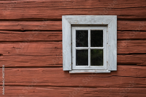 Altes weisses Doppelfenster links an Schwedenhaus