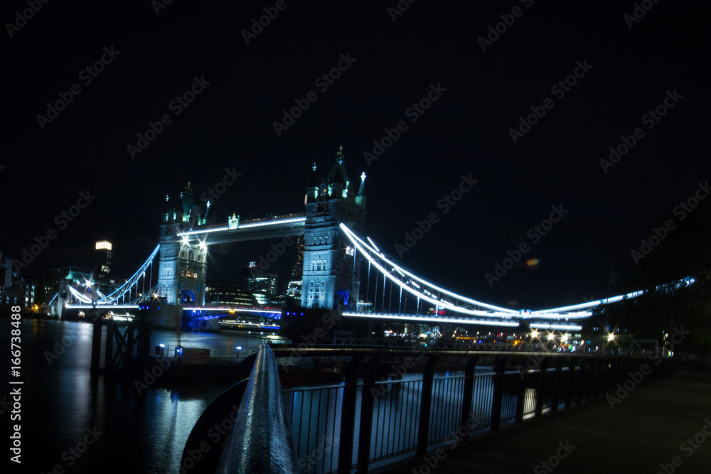 Obraz premium Tower Bridge w nocy