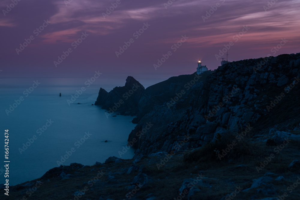 Leuchtturm auf einem Felsen in der Nacht