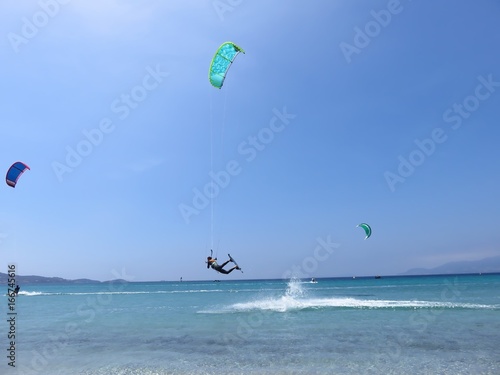 Kite surfeur réalisant un saut vers l’avant