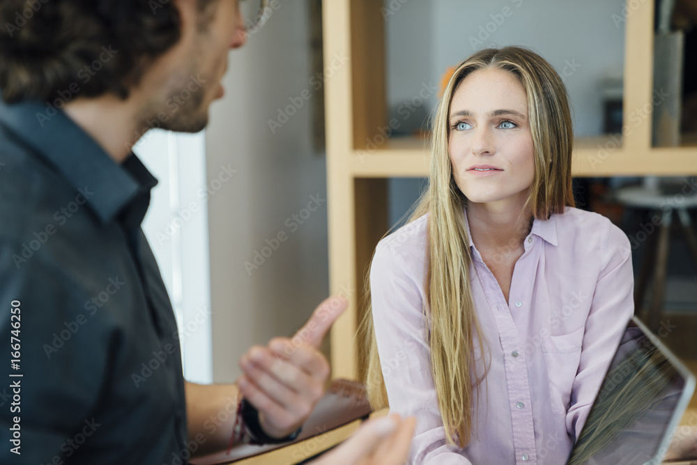 Obraz premium Diverse group of coworkers meeting in modern office space