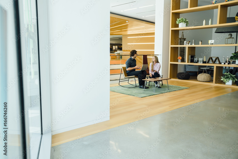 Obraz premium Diverse group of coworkers meeting in modern office space
