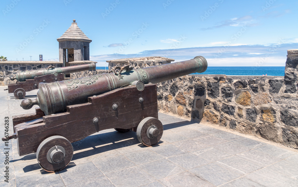 Antike Kanone auf einer Festung am Meer