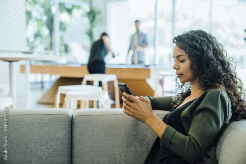 Canvas-taulu Woman texting on cell phone