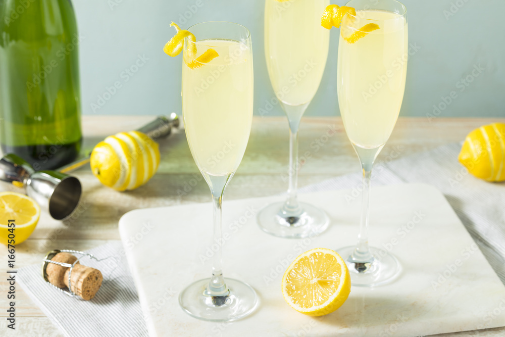 Boozy Bubbly Lemon French 75 Cocktail - obrazy, fototapety, plakaty 