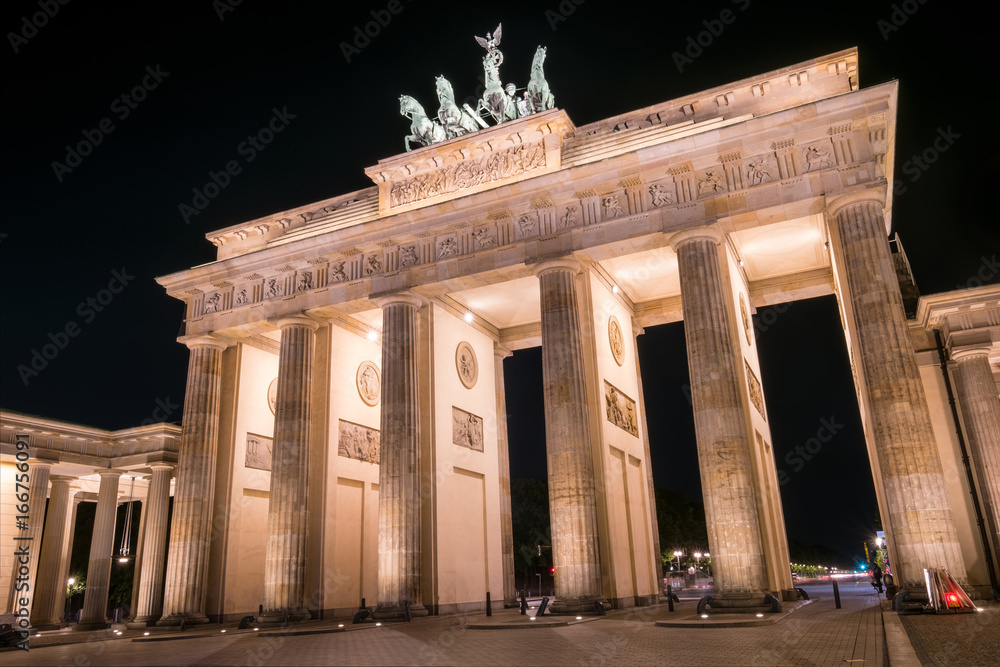 Fototapeta premium Brandenburger Tor, Berlin bei Nacht