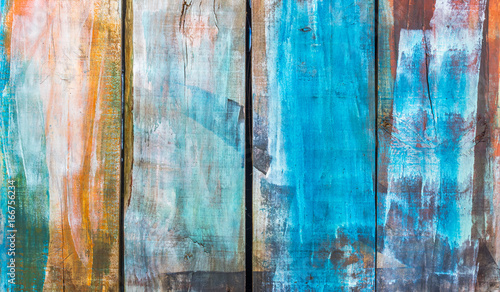 Tábuas com tinta azul.