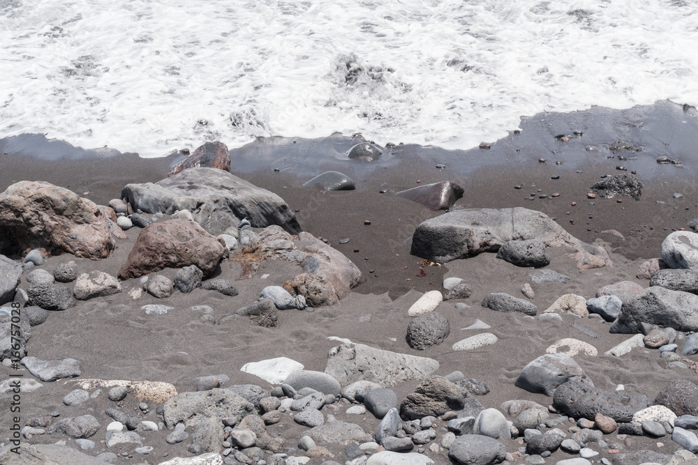 Obraz premium Schwarzer Lava Sand am Strand