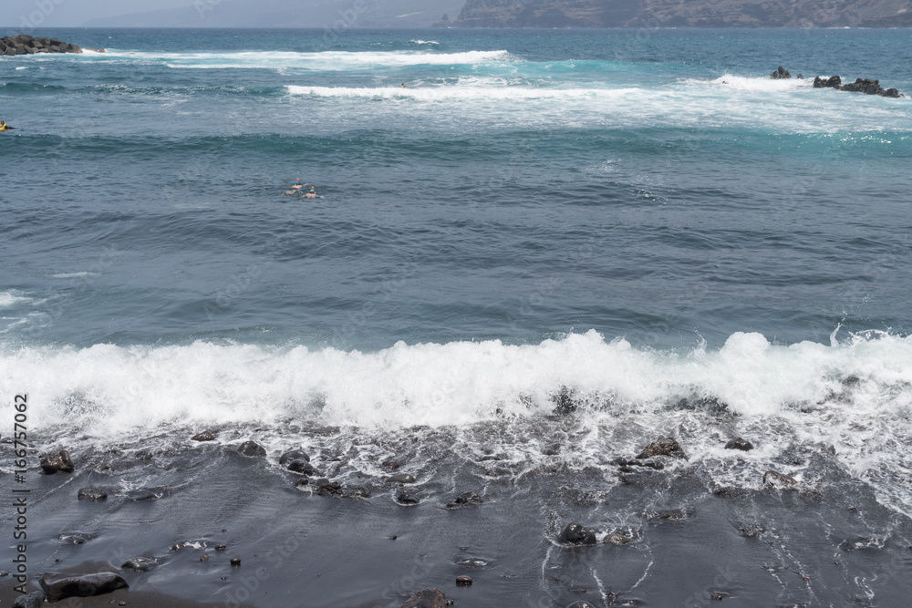 Fototapeta premium Schwarzer Strand mit Lava Sand