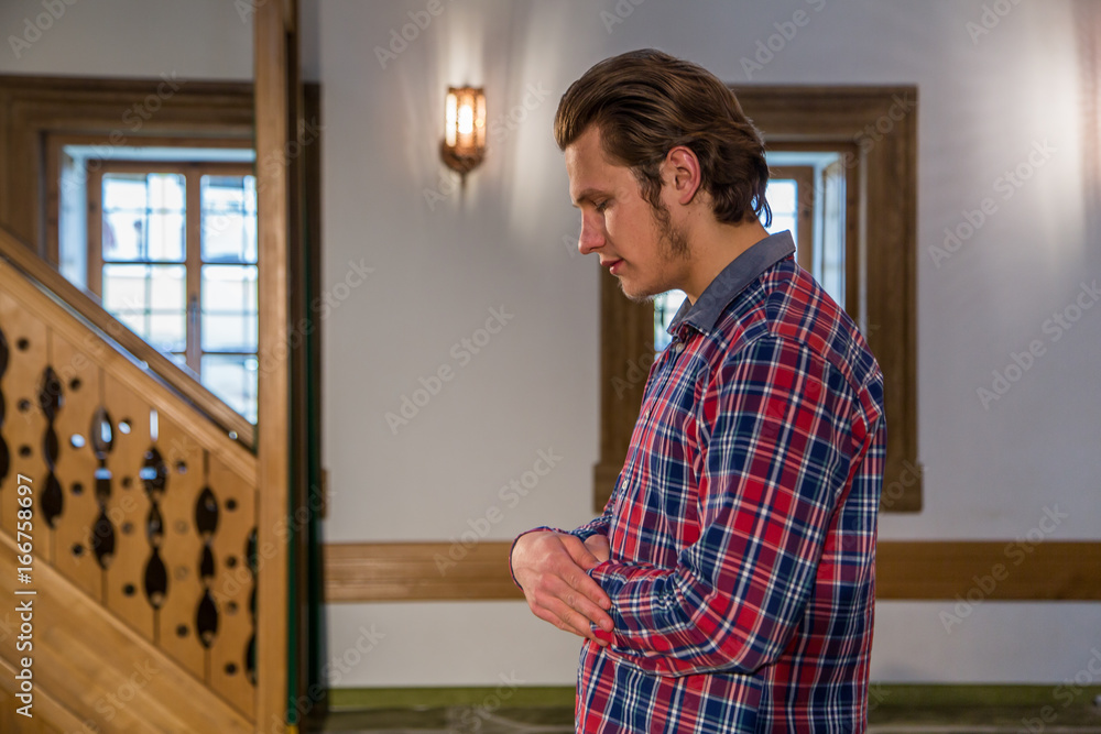 Fototapeta premium Muslim praying in a mosque