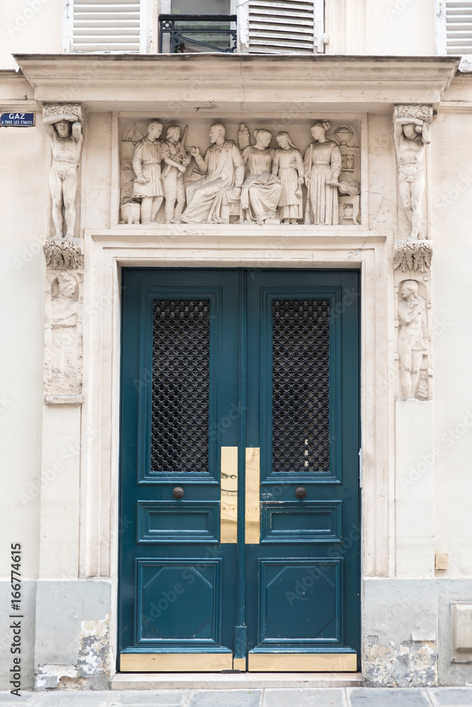Obraz premium Paris, old door with characters sculptured in the girder 