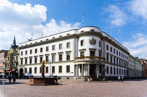 Hessischer Landtag in Wiesbaden Marktbrunnen blau Himmel