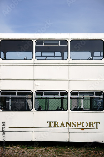 Doppeldeckerbus / Die Seitenansicht auf die unteren Sitzreihen und Fensterreihen eines alten Doppeldeckerbusses.