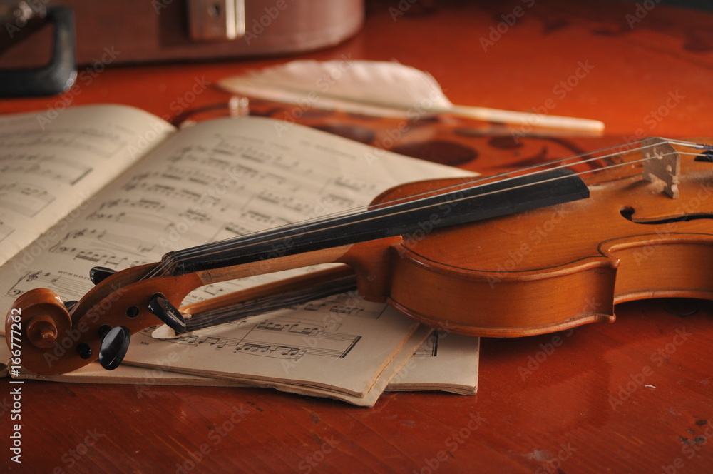 Fototapeta premium Violin and notes on the table