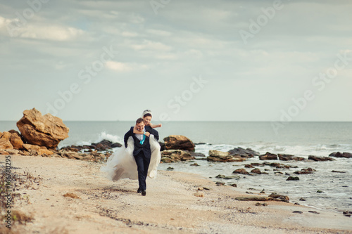 Wedding couple on a walk by the sea