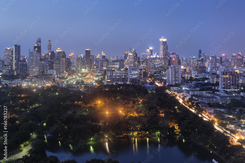 Fototapeta premium Bangkok Skyline and Lumpini Park, the biggest public park of Bangkok, Thailand