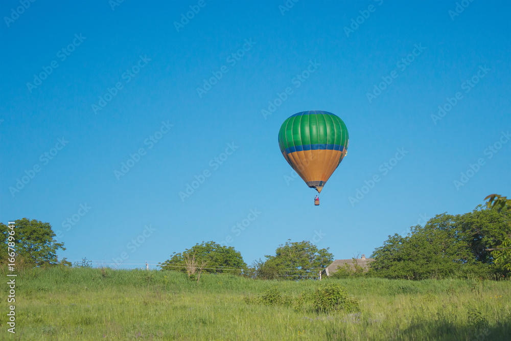 Naklejka premium Flying a balloon at sunset above the village bridge canyon
