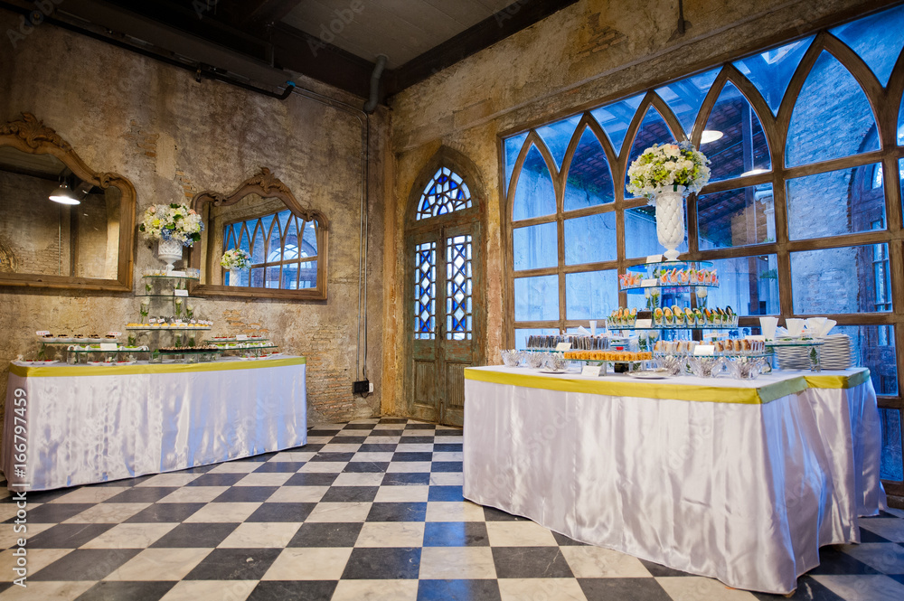 Obraz premium restauracja szklanka wody na stole / naczynia i łyżka