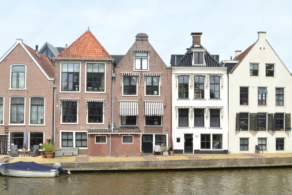 rijtje huizen met gevels in Dokkum aan de Dokkumer Ee in Friesland